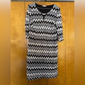 CLEARANCE Sandra Darren Zigzag Long Sleeve Dress in Black and Gray